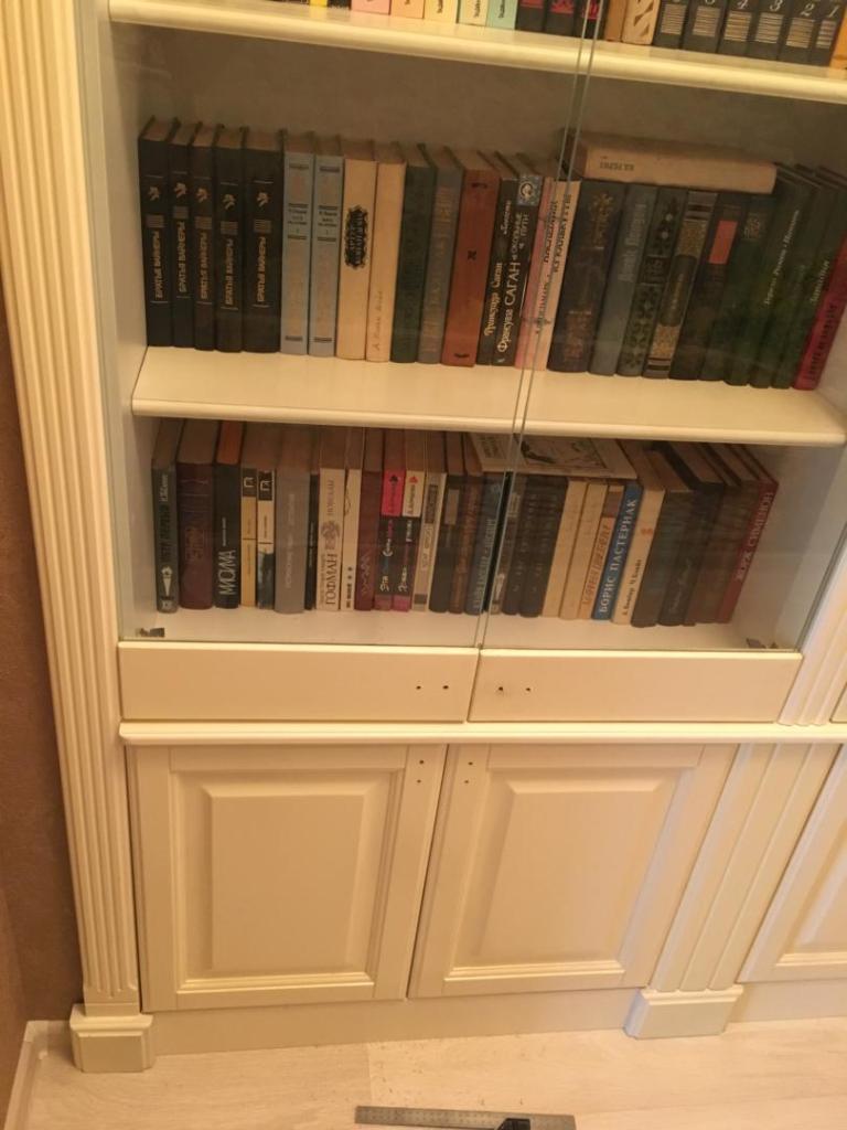 Книжный шкафчик из массива ясеня